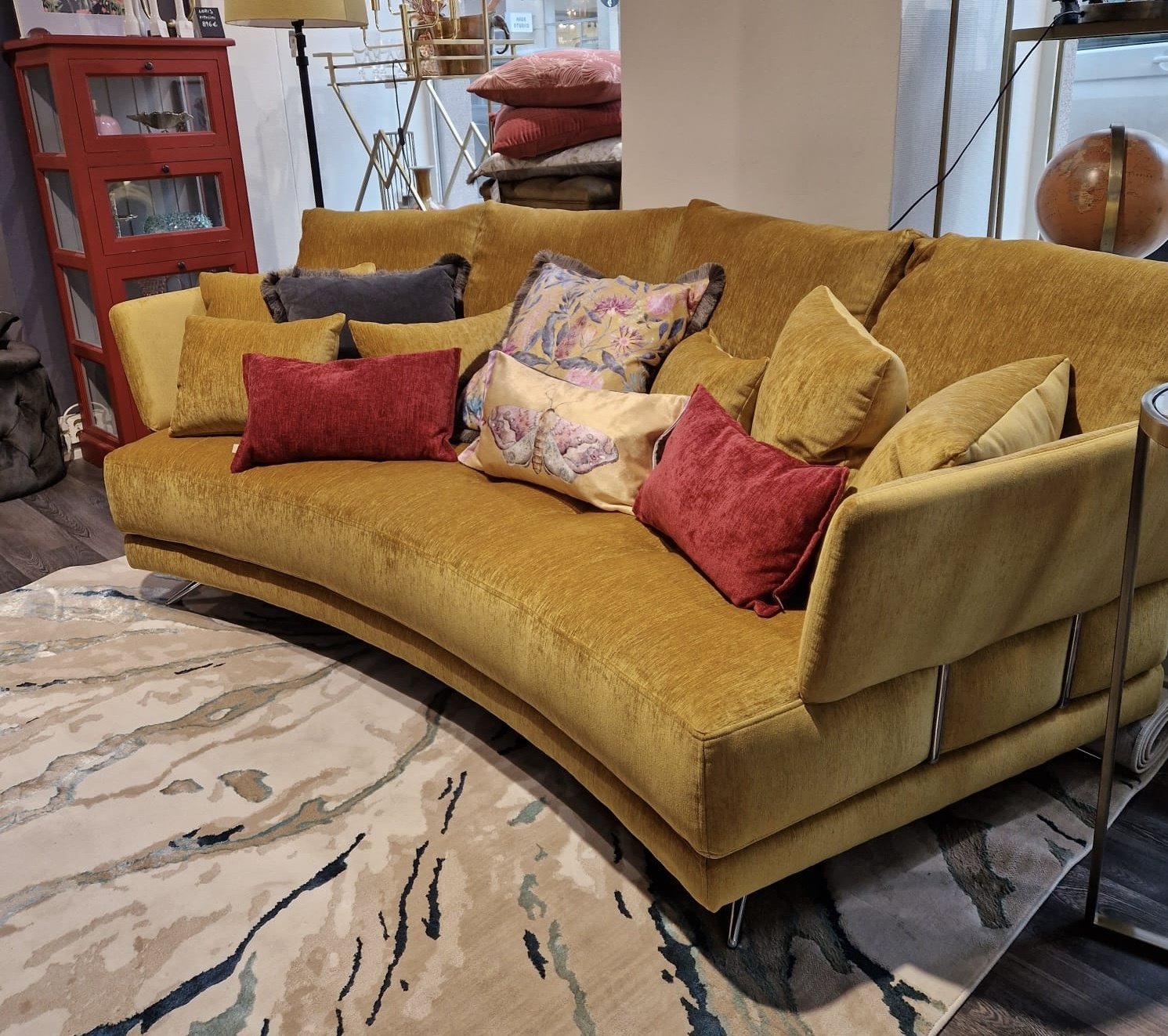 Kaunis kaareva sohva