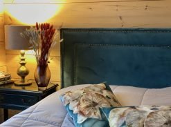 Kaunis samettinen sängynpääty