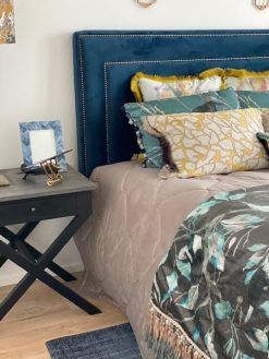 Kaunis niittisängynpääty